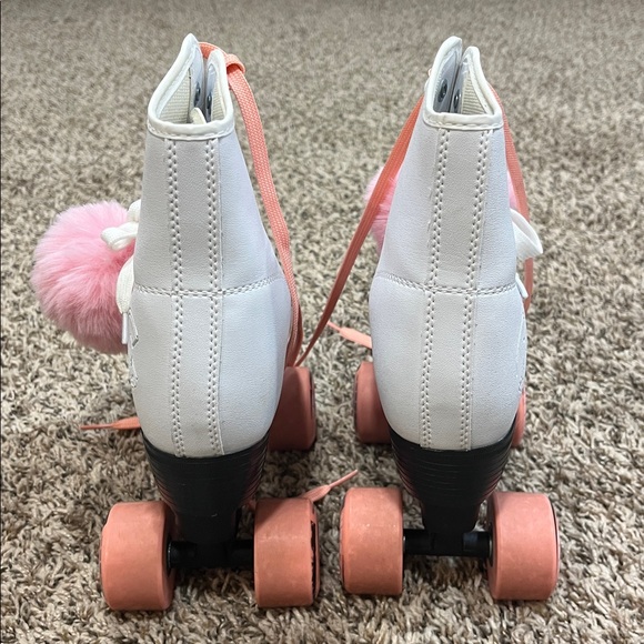 ROLLER SKATES 💕 - Picture 3 of 6